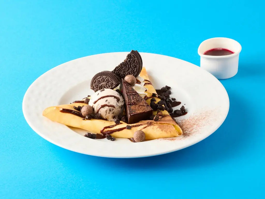 【ココス】しっとりも、ザクザクも。欲張り食感の“クッキー＆クリーム”デザート！甘酸っぱいカシスソース付きのデザートや、テイクアウトできるフラッペも登場 ココスが「クッキー＆クリームフェア」を開催！ 画像 4