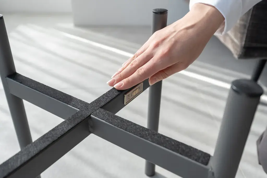 トランスフォーム家具ブランドTATAMU®から、シーンによってテーブル⇔スツールと役割をスイッチできるスタッキングスツール「MORPHIN（モーフィン）」が新登場。 画像 10