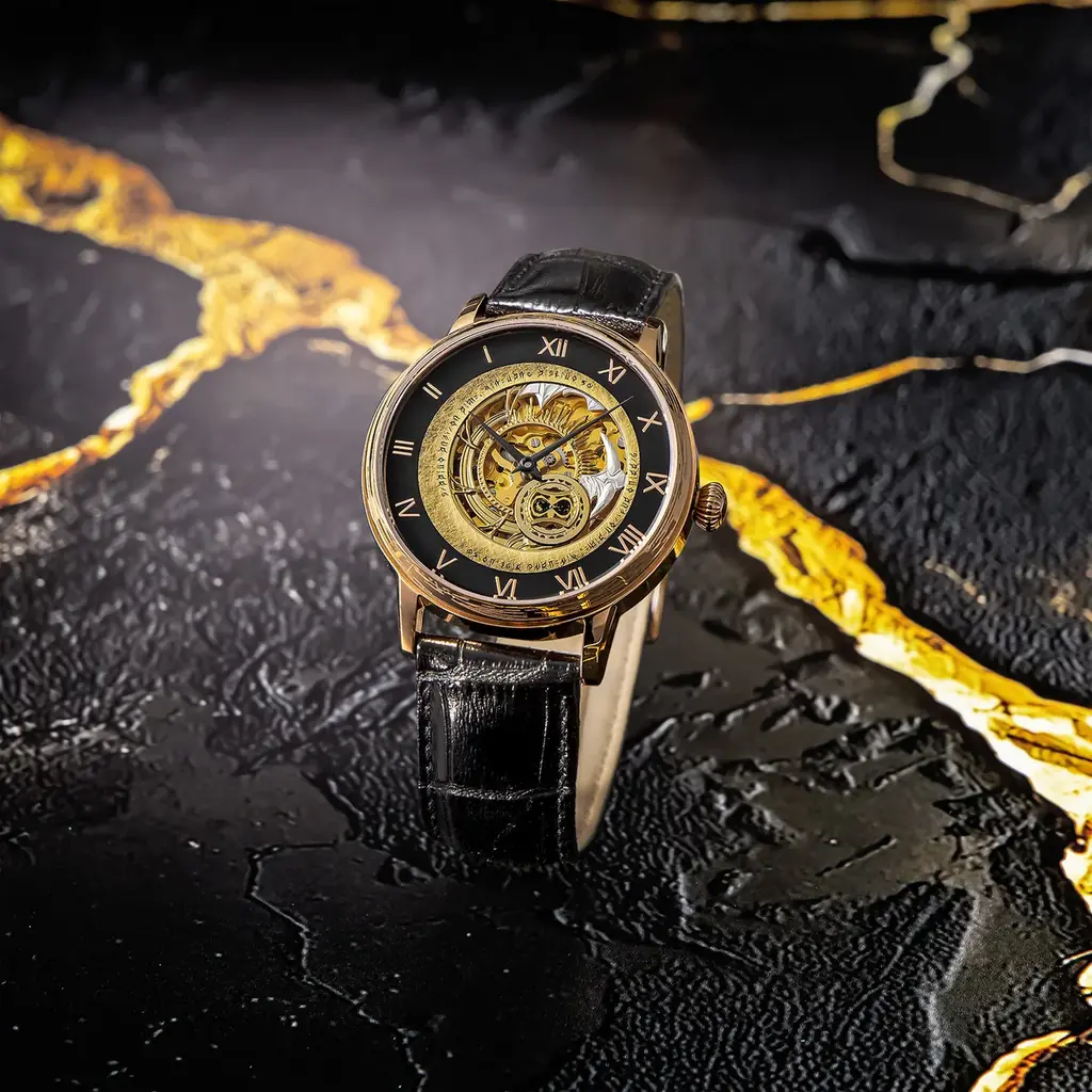 ドラマティック探索アクションRPG『CODE VEIN II』に登場する主人公やルゥ・マグメルが使用する伝承術式「戦斧・イドリスの驕り」をモチーフとした、遡るように時を刻む機械式時計が発売決定。 画像 2