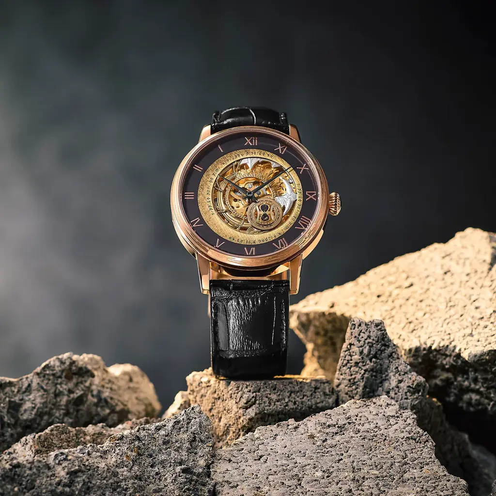 ドラマティック探索アクションRPG『CODE VEIN II』に登場する主人公やルゥ・マグメルが使用する伝承術式「戦斧・イドリスの驕り」をモチーフとした、遡るように時を刻む機械式時計が発売決定。 画像 3