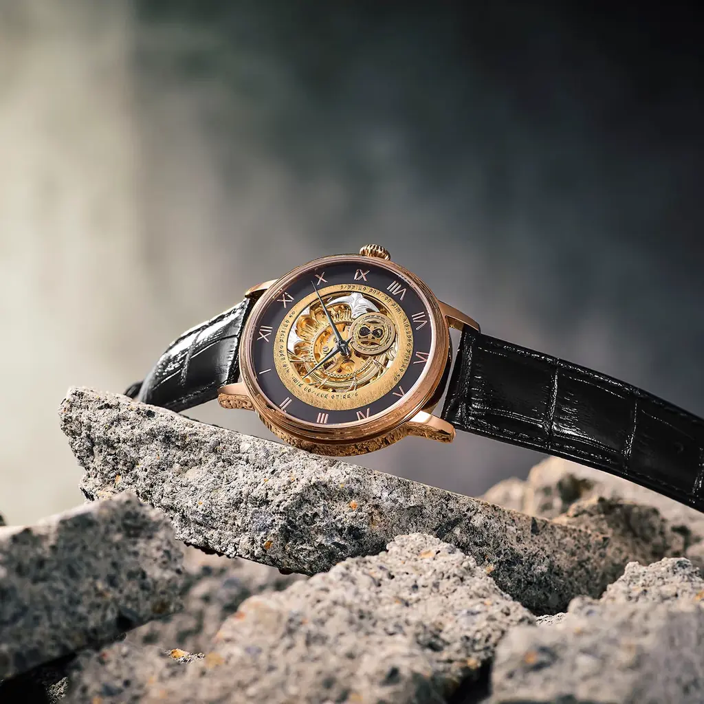 ドラマティック探索アクションRPG『CODE VEIN II』に登場する主人公やルゥ・マグメルが使用する伝承術式「戦斧・イドリスの驕り」をモチーフとした、遡るように時を刻む機械式時計が発売決定。 画像 4