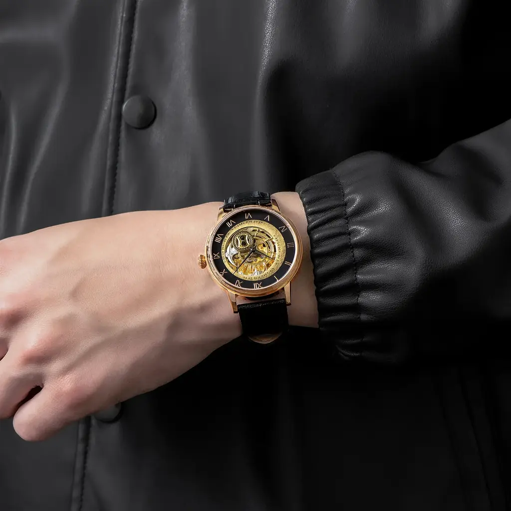 ドラマティック探索アクションRPG『CODE VEIN II』に登場する主人公やルゥ・マグメルが使用する伝承術式「戦斧・イドリスの驕り」をモチーフとした、遡るように時を刻む機械式時計が発売決定。 画像 5