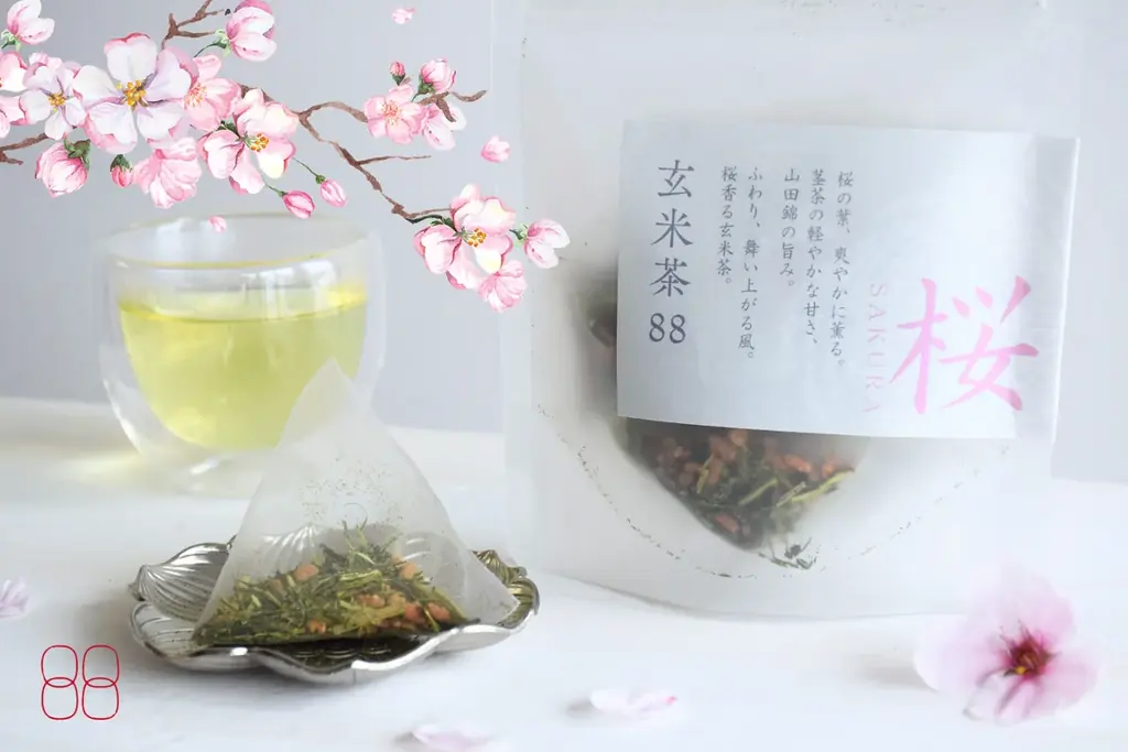 ふわり、舞い上がる春風。桜香るノンアル「玄米茶88 桜」新発売。酒米・山田錦を使った玄米茶専門ブランドから、一年中いつでも〝季節を飲む〟フレーバーティーのシリーズがスタート。 画像 1