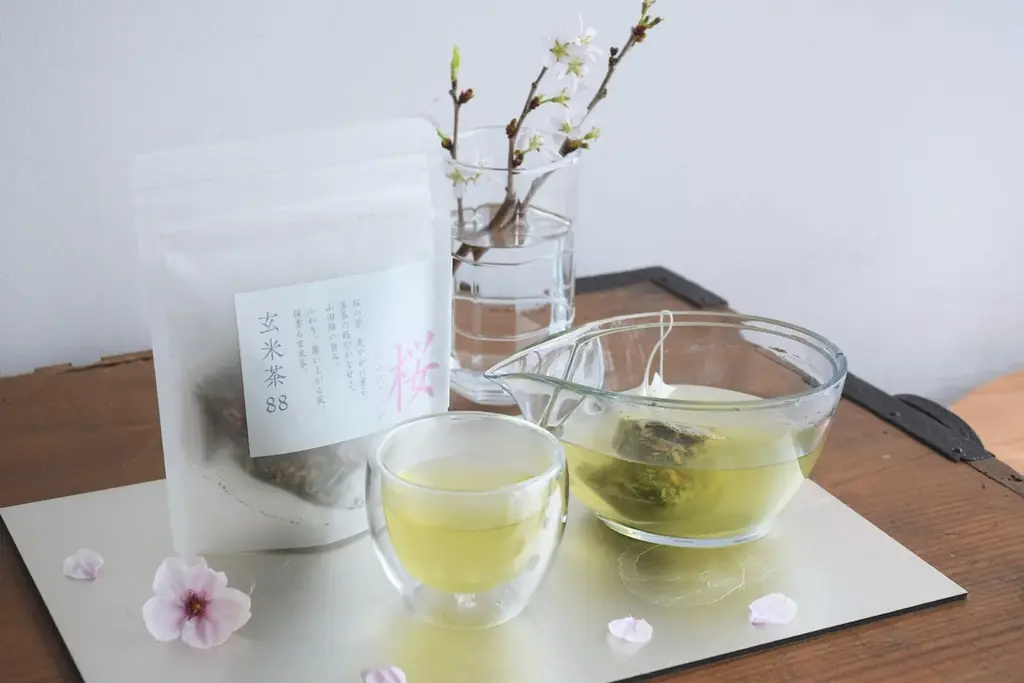 ふわり、舞い上がる春風。桜香るノンアル「玄米茶88 桜」新発売。酒米・山田錦を使った玄米茶専門ブランドから、一年中いつでも〝季節を飲む〟フレーバーティーのシリーズがスタート。 画像 2