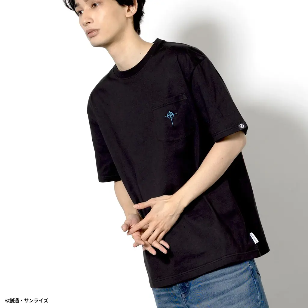 『機動戦士ガンダム 閃光のハサウェイ キルケーの魔女』よりシンプルなワンポイント刺繍のBASICポケット付きTシャツが登場！ 画像 4