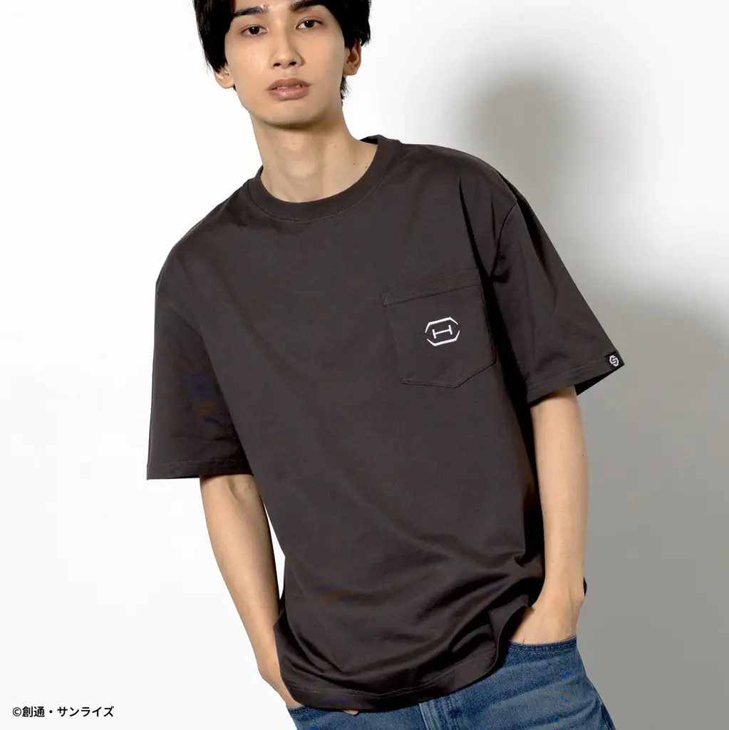 『機動戦士ガンダム 閃光のハサウェイ キルケーの魔女』よりシンプルなワンポイント刺繍のBASICポケット付きTシャツが登場！ 画像 7
