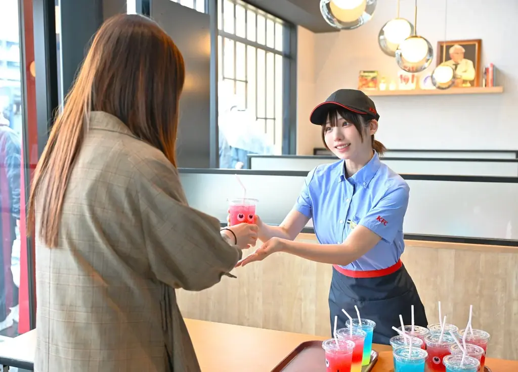 「KFC 次世代モデル店舗 相模原大野台店 オープニングセレモニー＆新商品『ちゅる～りぃ』発表会」人気コスプレイヤー・えなこさんが「1日店長」に就任 画像 2