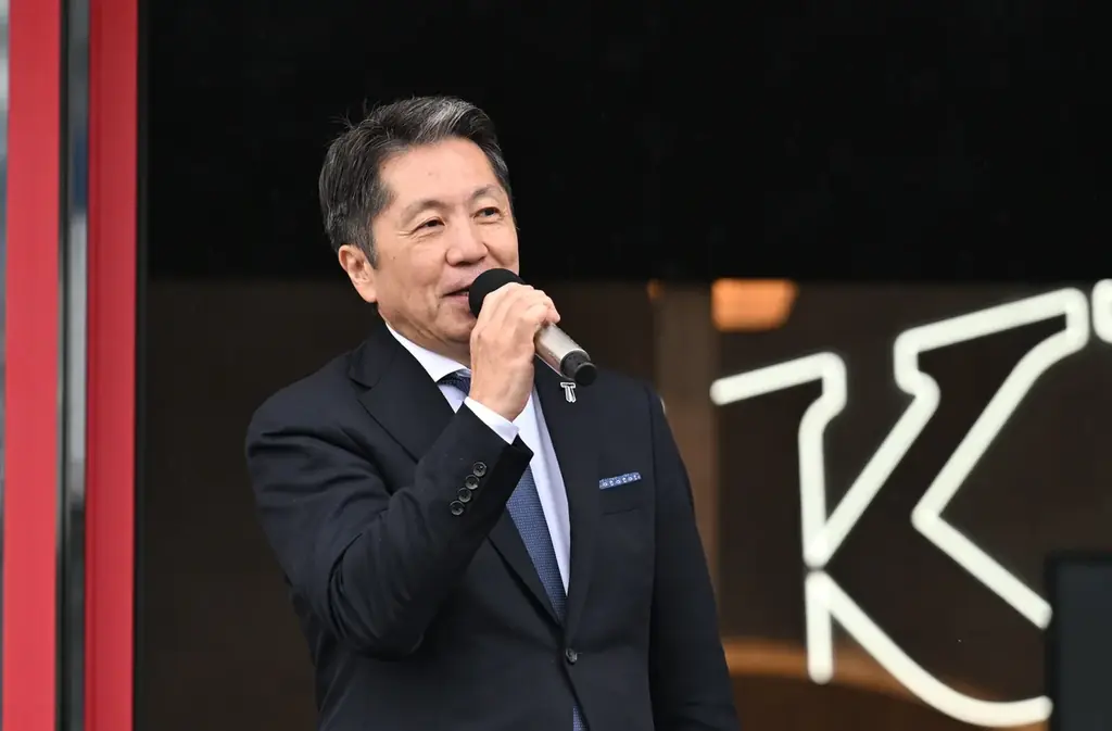 「KFC 次世代モデル店舗 相模原大野台店 オープニングセレモニー＆新商品『ちゅる～りぃ』発表会」人気コスプレイヤー・えなこさんが「1日店長」に就任 画像 5