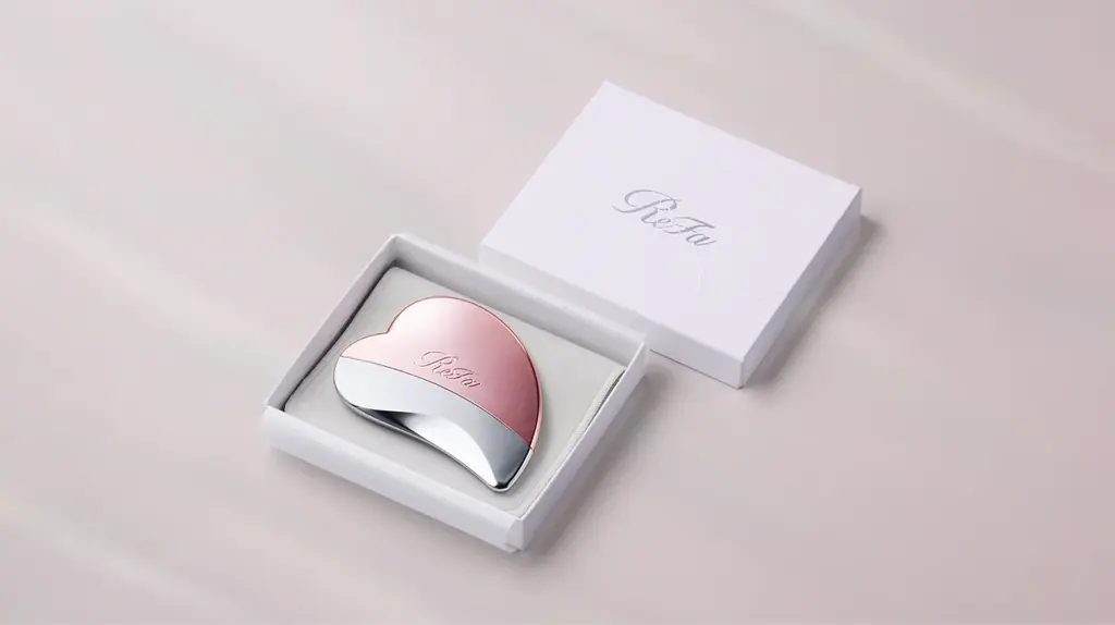 髪と⼼が整うひととき。2wayで引き⽴てる、私らしい美しさ。「ReFa HEART COMB CAXA（リファハートコーム カッサ）」2026年4月22日（水）ReFa GINZAにて発売。 画像 2