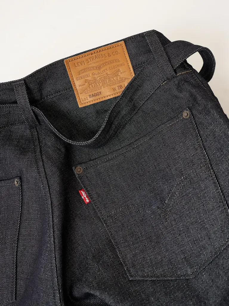 【Levi’s® for ÉDIFICE 】別注TWISTED BELTED リジッドデニムを発売。現代的な感性と洗練を加えた佇まいのデニム。 画像 3