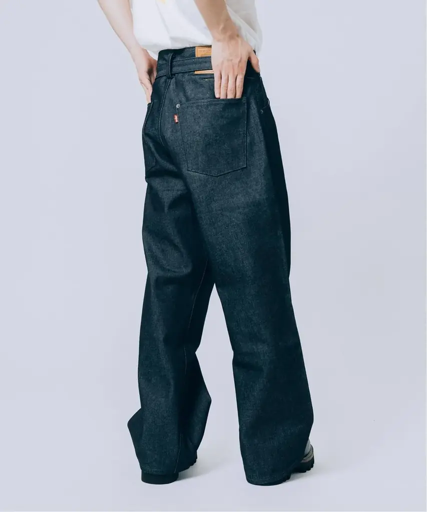 【Levi’s® for ÉDIFICE 】別注TWISTED BELTED リジッドデニムを発売。現代的な感性と洗練を加えた佇まいのデニム。 画像 5
