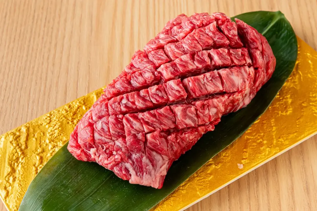 『国産牛花咲ステーキ』が半額の999円（税込1,099円）｜4月6日（月）〜4月17日（金）、焼肉ホルモンまるよし精肉店全店で開催 画像 2