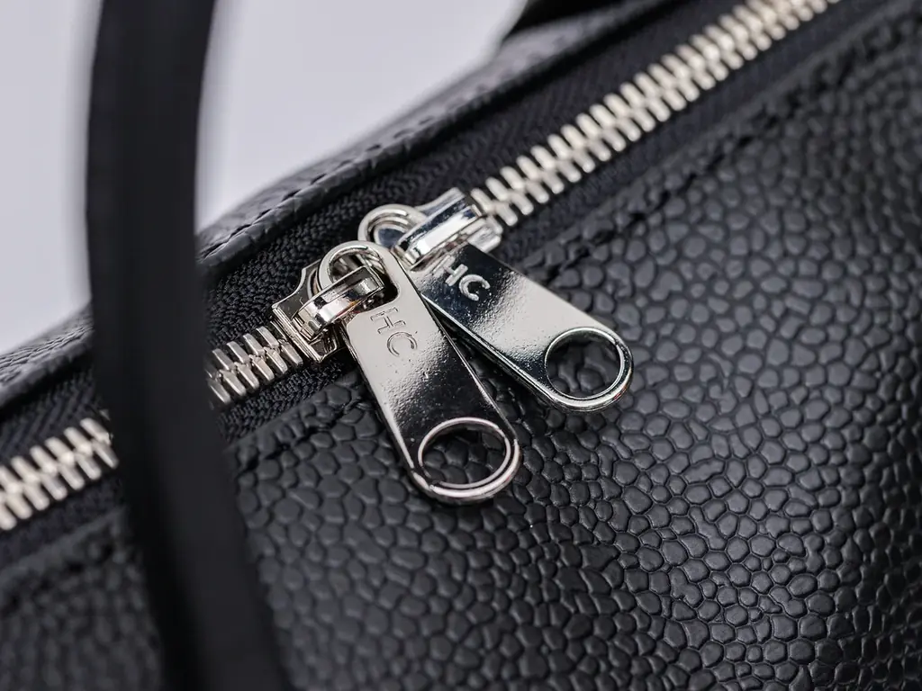 【Hervé Chapelier（エルベシャプリエ）】ブランド創業50周年。究極のエレガンスを具現化した、珠玉のモデル「2795GLO」を発売。 画像 3