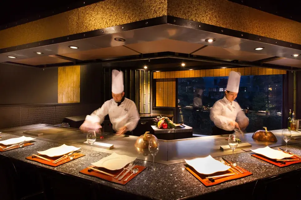 石川の美食【のどぐろ×能登牛フィレステーキ】鉄板会席ディナーを堪能。渓流沿いのモダンな鉄板焼レストランで気取らずいただく。 画像 2