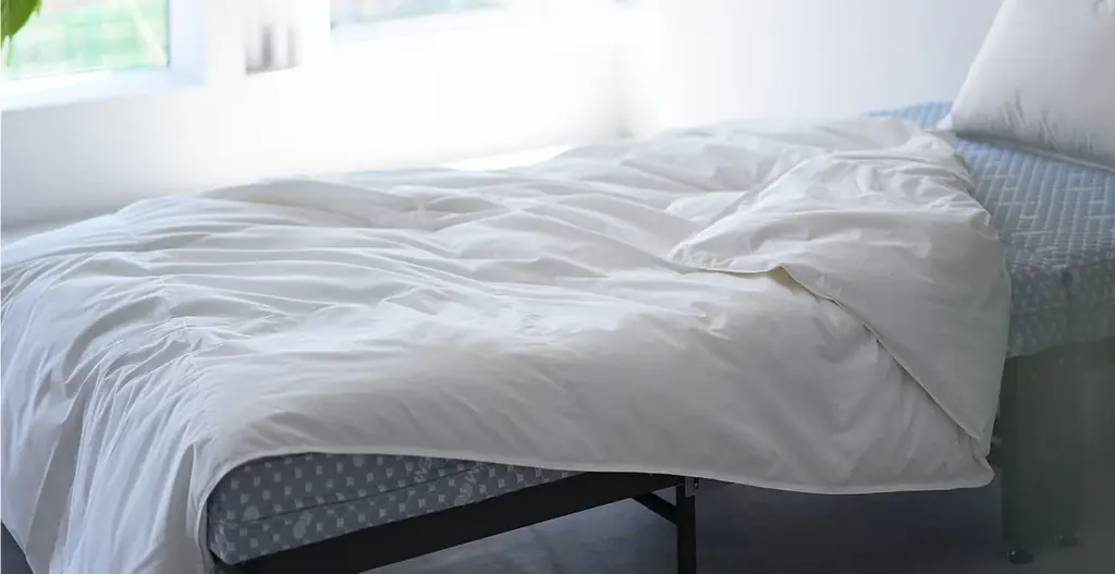 ダウン率70％以上の羽毛布団を11,000円で！新品以上に清潔でエコな再生羽毛×日本の職人芸が光る！春～秋のエアコン冷えや猛暑の寝苦しさに対応した軽やかな『 リサイクル羽毛 肌掛けふとん』が新登場！ 画像 4