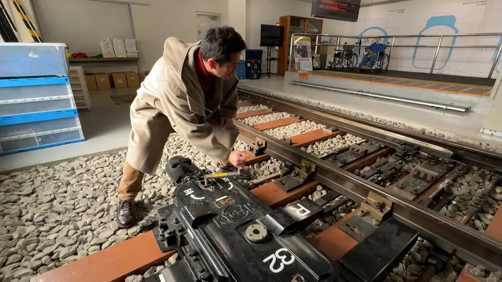 【ＢＳ日テレ】中川家・礼二「何で俺ちゃうねん」 京王電鉄の“ほぼTV初公開”施設に潜入の西村和彦に羨望の眼差し 画像 3