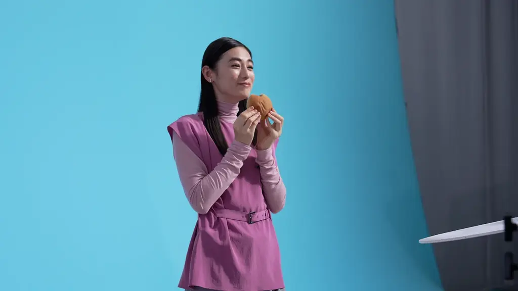 吉田鋼太郎さんがパンになりきってアテレコ！？八木莉可子さんはその食感に思わず「も～っちりうま！」 新TVCM「超も～っちりパン」篇 4月7日（火）から放映開始 画像 8