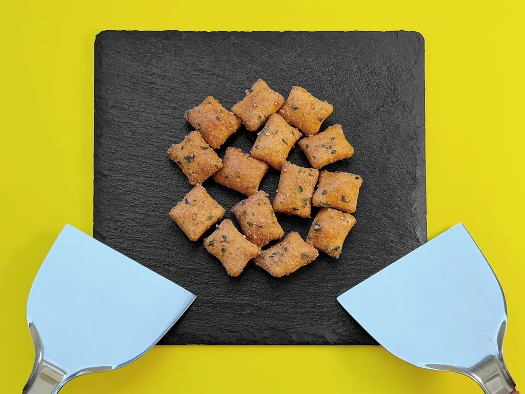 かりんとうとオタフクソースがコラボ！若手社員以外は口出し禁止の社内プロジェクト第１弾「えっ、これかりんとう？ソース味」が新発売 画像 3