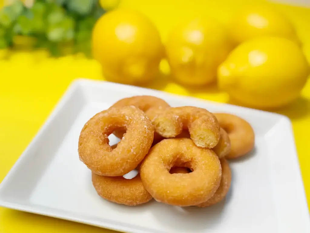 ロングセラードーナツを生み出した創業80年のかりんとうメーカーが放つ、「瀬戸内レモン」のしっとりミニドーナツが新登場 画像 2