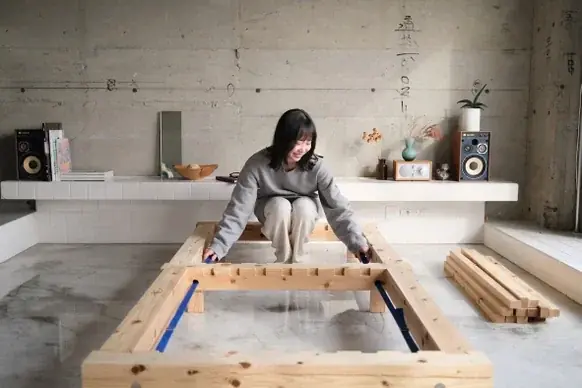 「旅する家具｜KNOTTER（ナラー）」、ベッドフレームとサイドテーブルを販売開始 画像 3