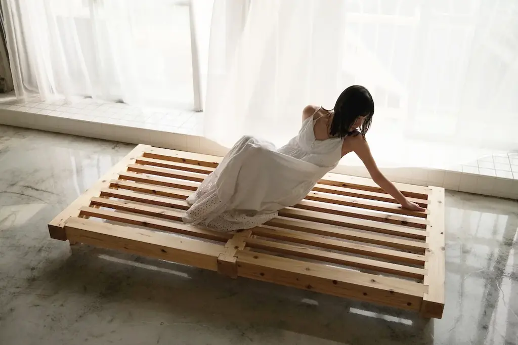 「旅する家具｜KNOTTER（ナラー）」、ベッドフレームとサイドテーブルを販売開始 画像 7