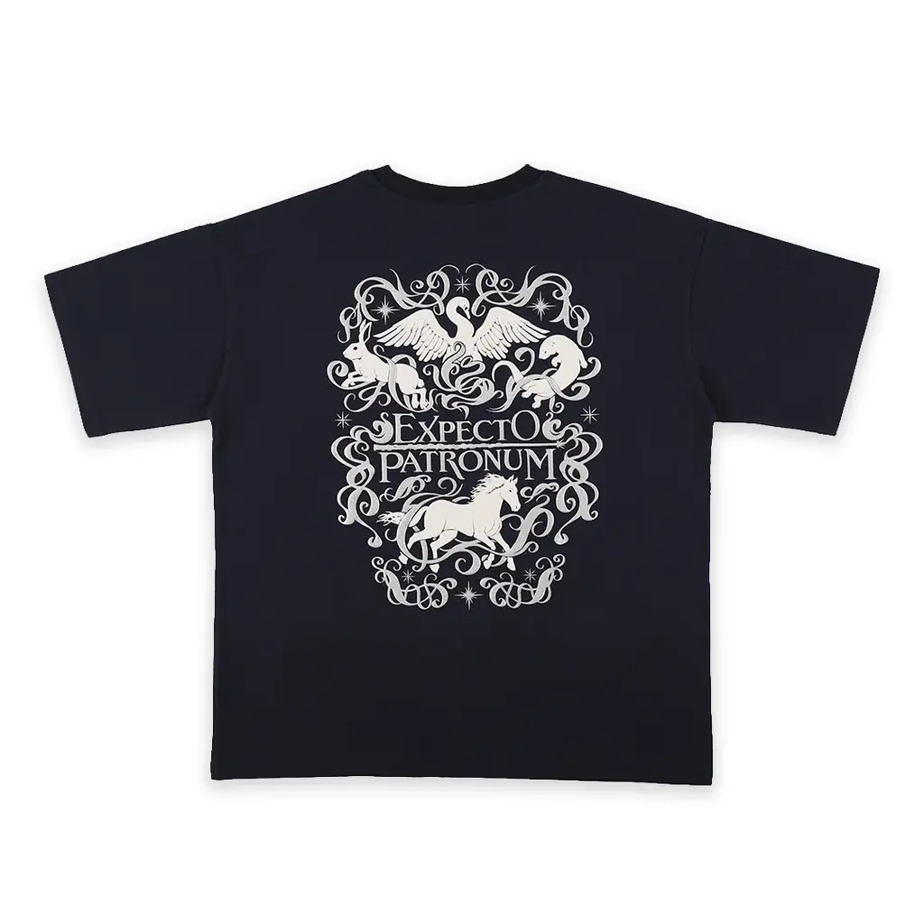 『ハリー・ポッター』のオフィシャルグッズがそろう「ハリー・ポッター　マホウドコロ」にて、2026年4月10日(金)よりエクスペクト・パトローナムの呪文と忍びの地図をモチーフにしたTシャツが新登場！ 画像 3