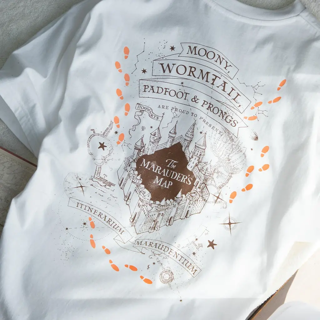 『ハリー・ポッター』のオフィシャルグッズがそろう「ハリー・ポッター　マホウドコロ」にて、2026年4月10日(金)よりエクスペクト・パトローナムの呪文と忍びの地図をモチーフにしたTシャツが新登場！ 画像 8