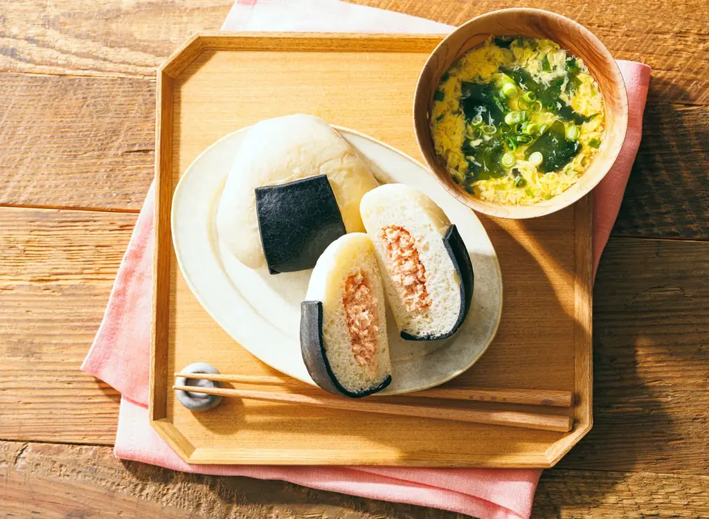 4月20日発売｜木村屋のおむすびパン(鮭×チーズ)