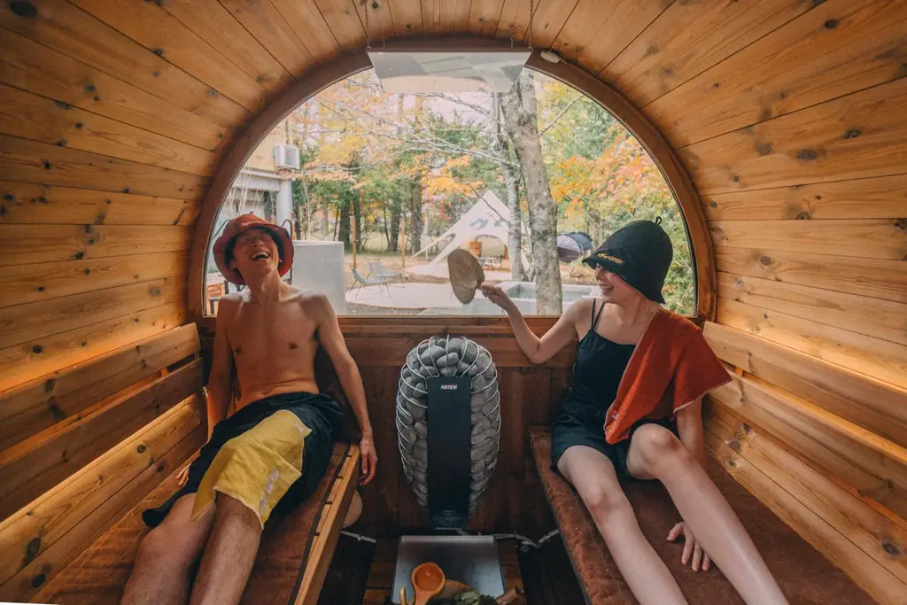 【山中湖サウナ】深さ150cmの“潜れる天然水風呂”「ヴィヒタ山中湖」が快挙！オープン３ヶ月で口コミ100件・星★5.0満点を達成【ロケ歓迎】 画像 5