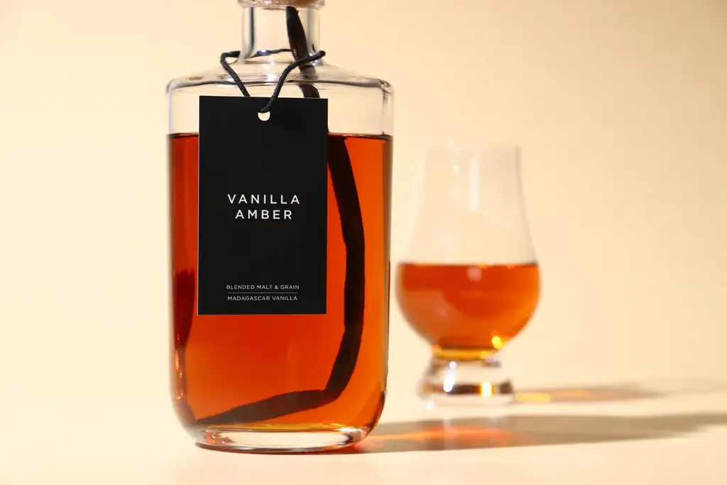 バニラビーンズを丸ごと漬け込んだウイスキー「Vanilla Amber」を販売開始 画像 2