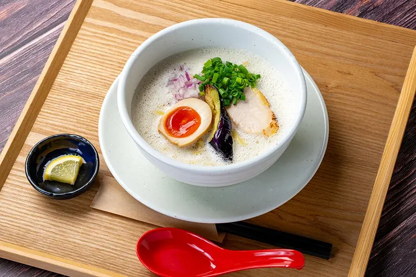 昼は「鶏白湯ラーメン」、夜は「焼手羽」イーストンが提案する二毛作スタイルの新しい食文化鶏白湯ラーメン『白鶏舎』　焼手羽専門店『トリノイロ』4月9日（木）11:00 笹塚にオープン！ 画像 4