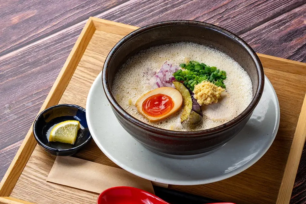 昼は「鶏白湯ラーメン」、夜は「焼手羽」イーストンが提案する二毛作スタイルの新しい食文化鶏白湯ラーメン『白鶏舎』　焼手羽専門店『トリノイロ』4月9日（木）11:00 笹塚にオープン！ 画像 5