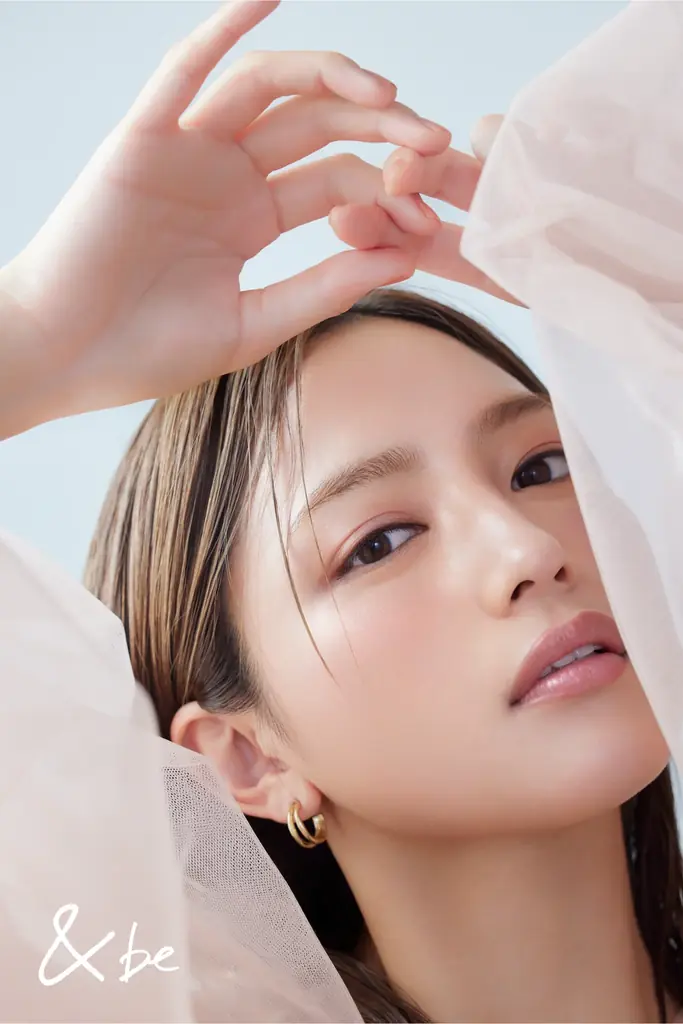 ＜＆be（アンドビー）＞“しっとり質感＆繊細パール”で上品なツヤ肌を演出するパウダーハイライターが登場！ 画像 1