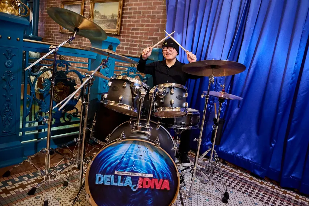 『ユニバーサル・クールジャパン ２０２６』原作者 青山剛昌氏、『名探偵コナン・ワールド』にサプライズ来場！ファン感激！“超リアル”なコナンの世界で、進化した推理体験を満喫 画像 4