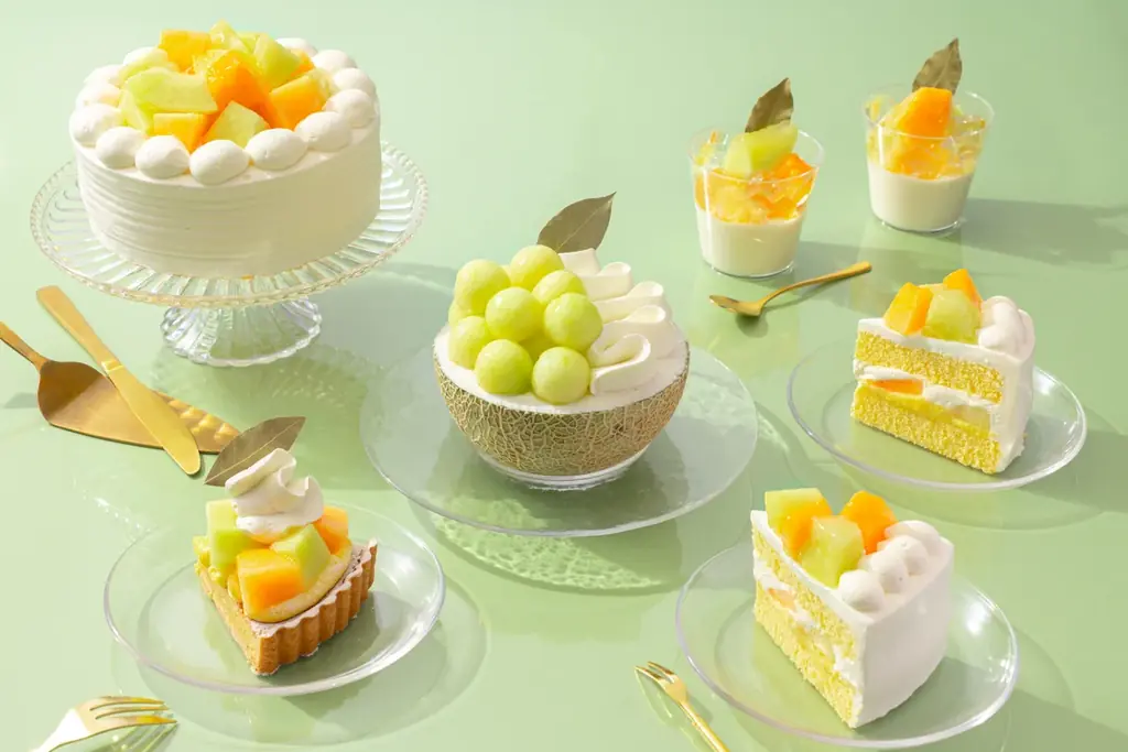 【赤肉×青肉のWメロン】茨城県産の青肉メロンを半玉分使用した『贅沢メロンケーキ』や2種のメロンを楽しめる『Wメロンの杏仁豆腐』などメロンづくしなスイーツが新登場！タルトやパフェなど全5品を限定発売！ 画像 2