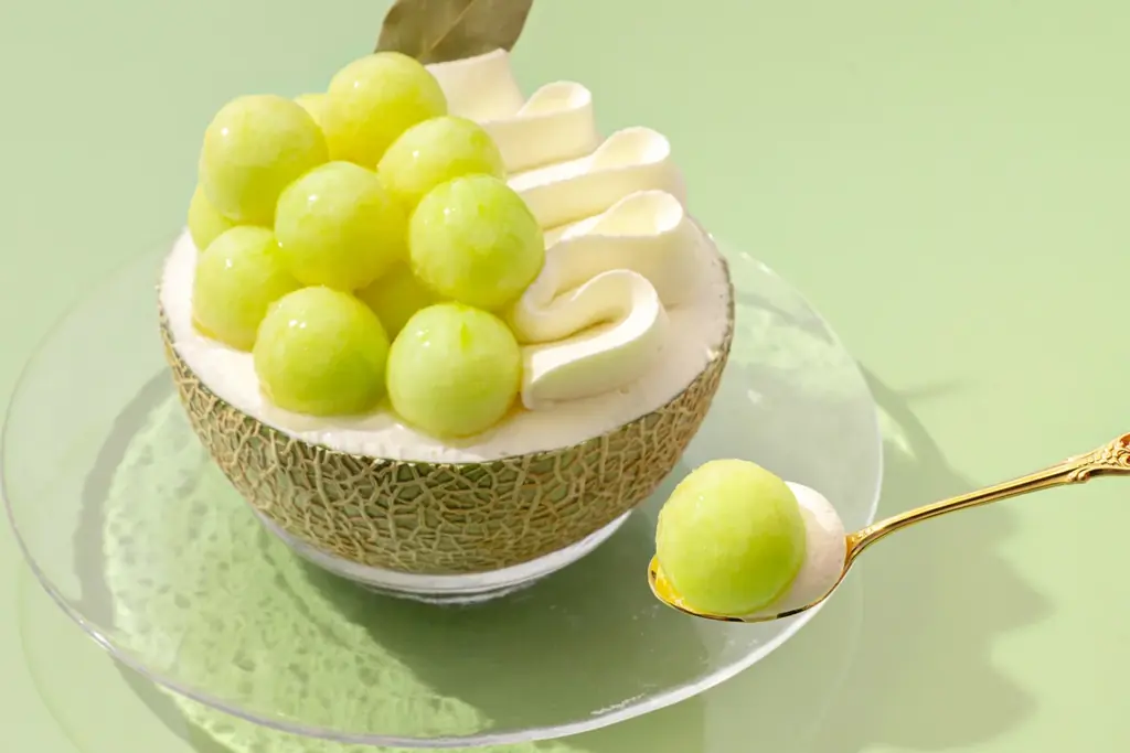 【赤肉×青肉のWメロン】茨城県産の青肉メロンを半玉分使用した『贅沢メロンケーキ』や2種のメロンを楽しめる『Wメロンの杏仁豆腐』などメロンづくしなスイーツが新登場！タルトやパフェなど全5品を限定発売！ 画像 3