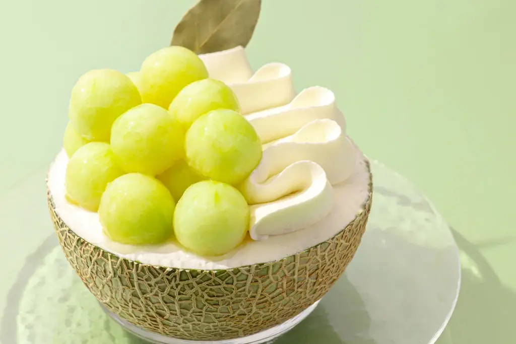 【赤肉×青肉のWメロン】茨城県産の青肉メロンを半玉分使用した『贅沢メロンケーキ』や2種のメロンを楽しめる『Wメロンの杏仁豆腐』などメロンづくしなスイーツが新登場！タルトやパフェなど全5品を限定発売！ 画像 4