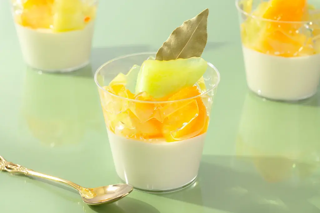 【赤肉×青肉のWメロン】茨城県産の青肉メロンを半玉分使用した『贅沢メロンケーキ』や2種のメロンを楽しめる『Wメロンの杏仁豆腐』などメロンづくしなスイーツが新登場！タルトやパフェなど全5品を限定発売！ 画像 5