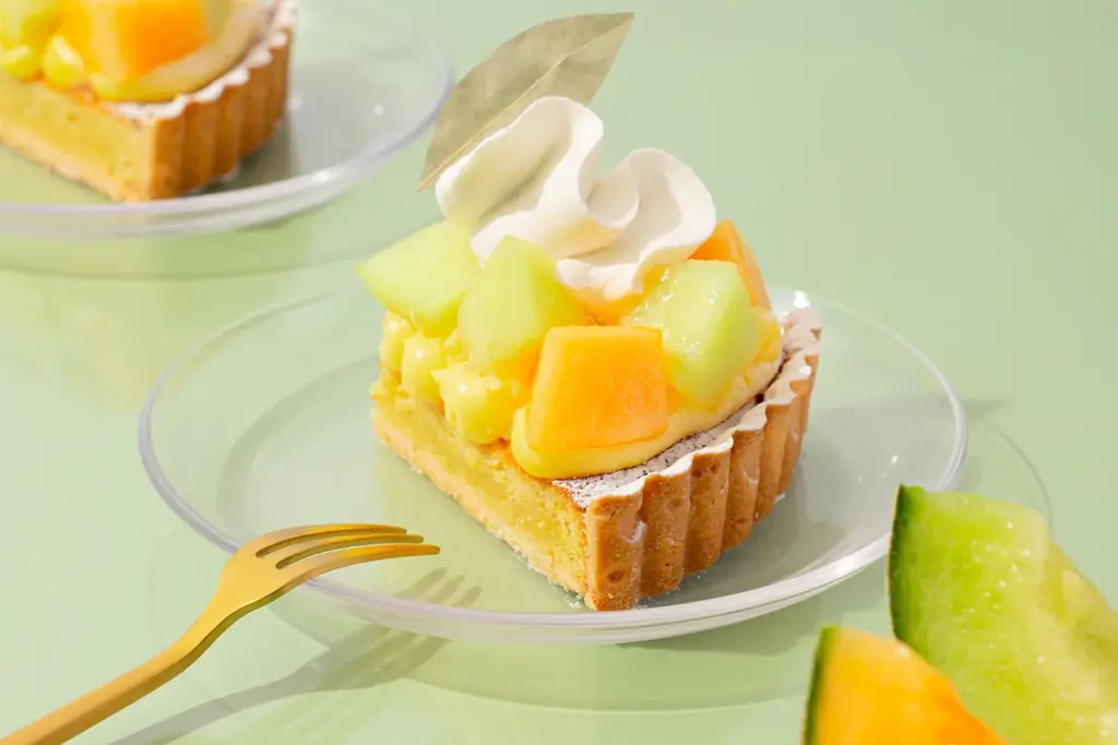 【赤肉×青肉のWメロン】茨城県産の青肉メロンを半玉分使用した『贅沢メロンケーキ』や2種のメロンを楽しめる『Wメロンの杏仁豆腐』などメロンづくしなスイーツが新登場！タルトやパフェなど全5品を限定発売！ 画像 6