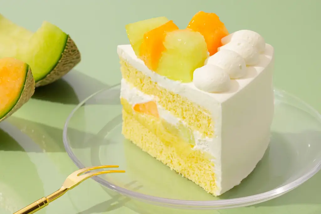 【赤肉×青肉のWメロン】茨城県産の青肉メロンを半玉分使用した『贅沢メロンケーキ』や2種のメロンを楽しめる『Wメロンの杏仁豆腐』などメロンづくしなスイーツが新登場！タルトやパフェなど全5品を限定発売！ 画像 7
