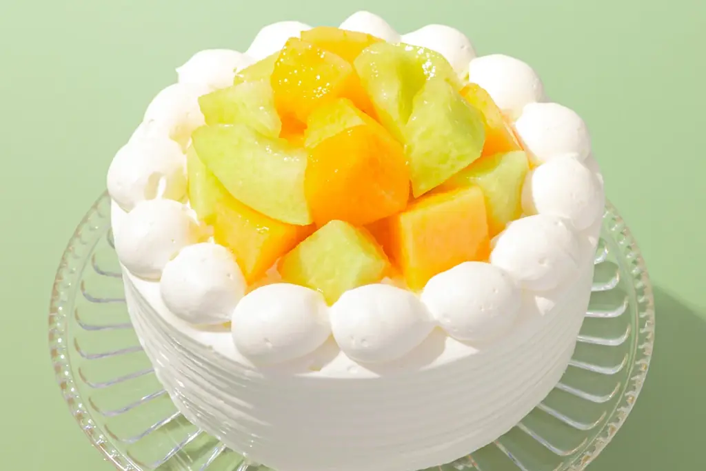 【赤肉×青肉のWメロン】茨城県産の青肉メロンを半玉分使用した『贅沢メロンケーキ』や2種のメロンを楽しめる『Wメロンの杏仁豆腐』などメロンづくしなスイーツが新登場！タルトやパフェなど全5品を限定発売！ 画像 8