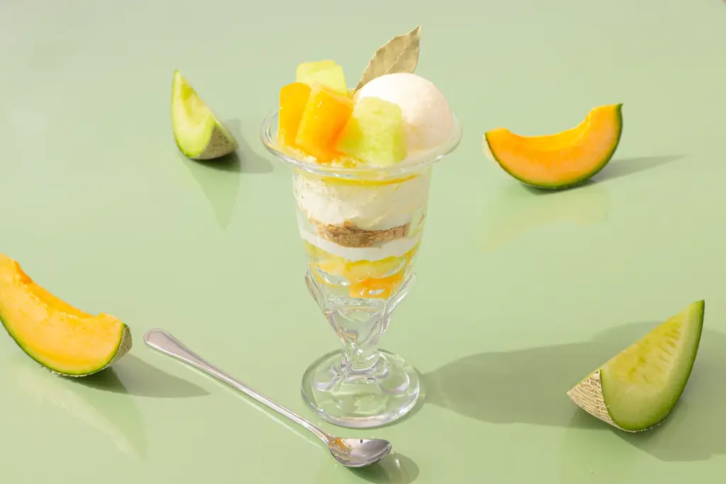 【赤肉×青肉のWメロン】茨城県産の青肉メロンを半玉分使用した『贅沢メロンケーキ』や2種のメロンを楽しめる『Wメロンの杏仁豆腐』などメロンづくしなスイーツが新登場！タルトやパフェなど全5品を限定発売！ 画像 9