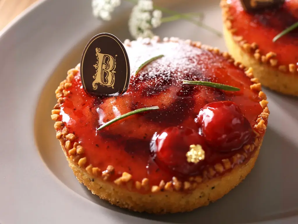 【焼き菓子専門店〈ビスキュイテリエ ブルトンヌ〉】の母の日ギフト。チューリップモチーフが華やかなギフトや、フルーティなケーク、焼き菓子などを販売します 画像 3