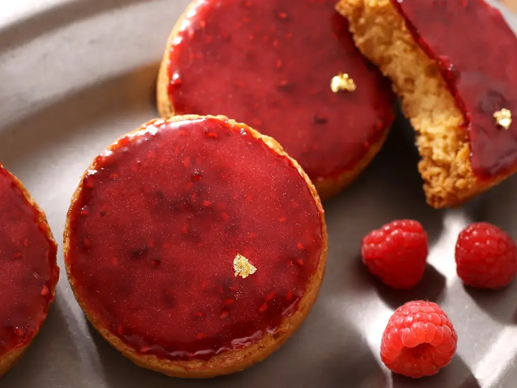 【焼き菓子専門店〈ビスキュイテリエ ブルトンヌ〉】の母の日ギフト。チューリップモチーフが華やかなギフトや、フルーティなケーク、焼き菓子などを販売します 画像 4