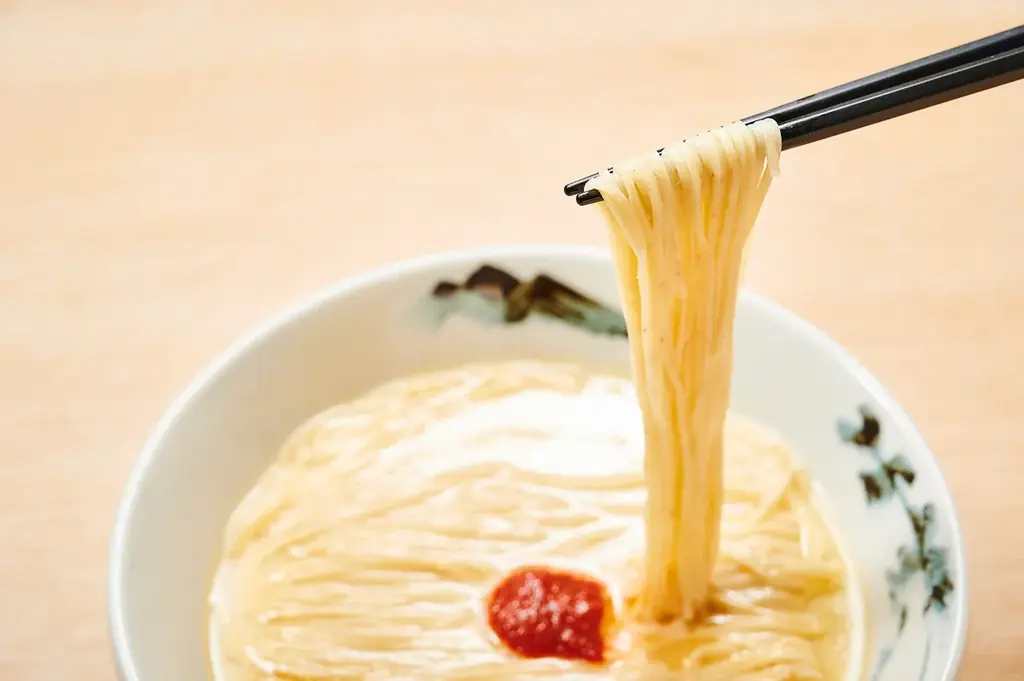 【らーめんAFURI】累計50万食突破の人気シリーズに、「鶏白湯」が新登場。4月15日全国販売開始！ 画像 2