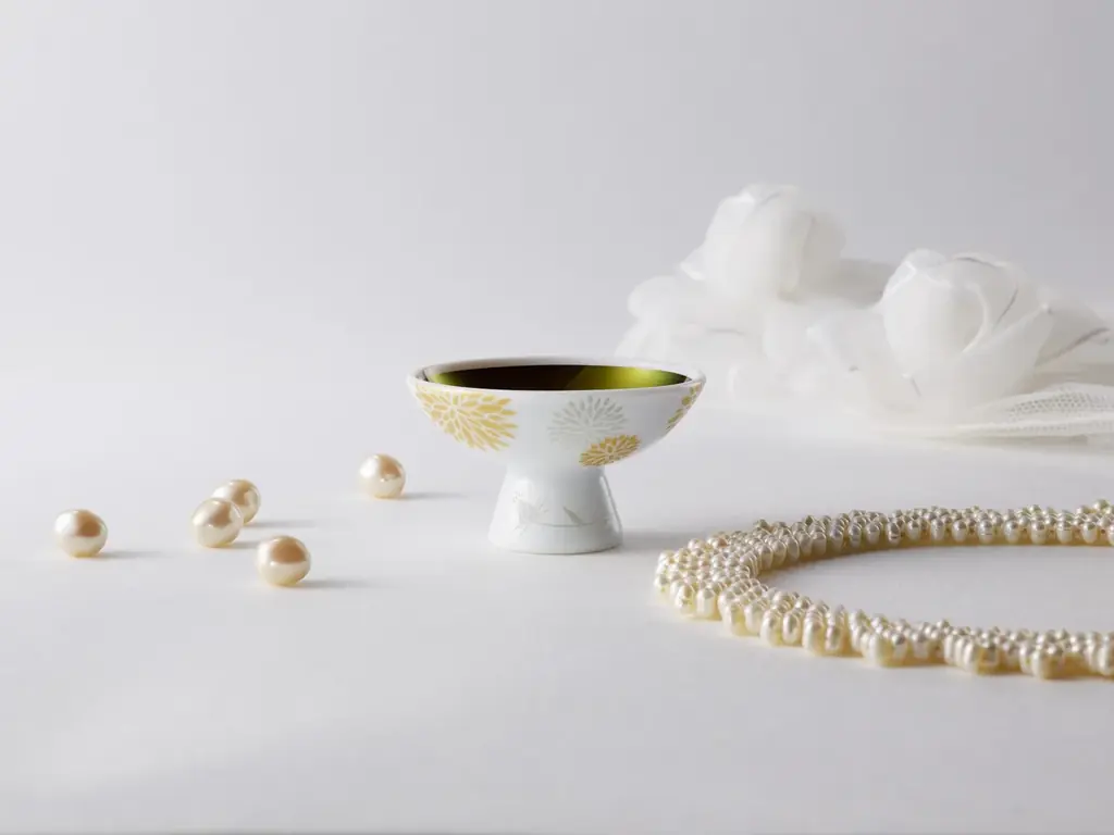 夏の訪れを告げる「紅花」をモチーフにしたお猪口型コスメ「小町紅 咲季」を2026年6月5日に発売 画像 1