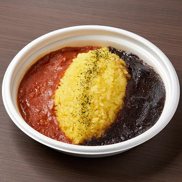 今年は赤と黒のロックな強演！ファミリーマート×埼玉最大級のロックフェス「VIVA LA ROCK」とのコラボ商品「レッド&ブラックカレー」が4月14日（火）登場！ 画像 2