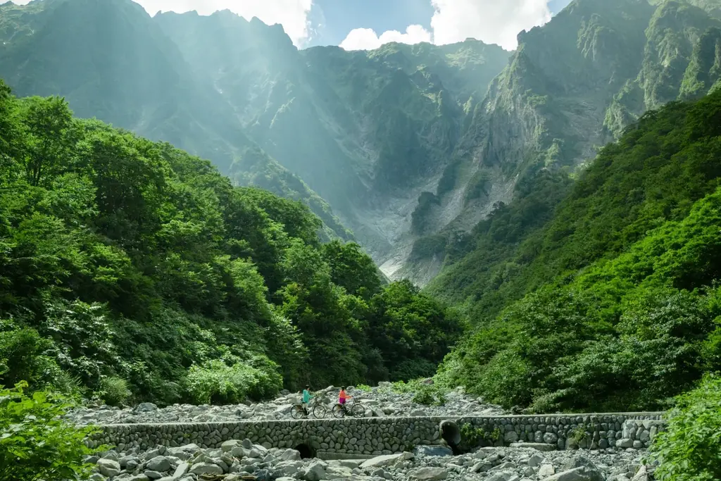 【谷川岳ヨッホ】真夏でも水温10℃前後。日本三大岩壁「一ノ倉沢」の絶景と雪解け水で納涼体験「ひんやり天然足水」初開催 画像 1
