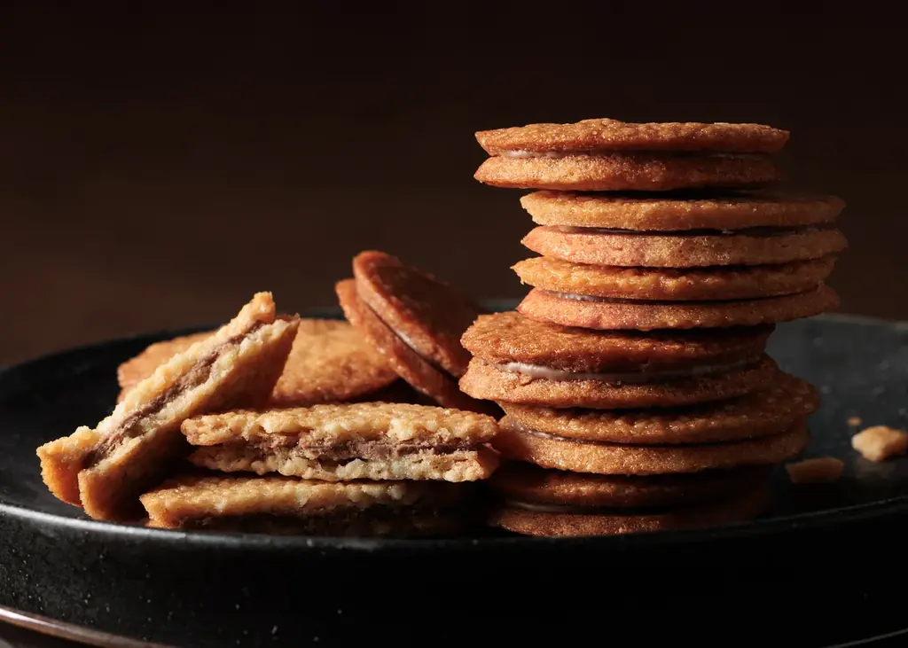 KEYUCAのスイーツブランド「ドルチェフェリーチェ」から新作登場！ザクッと食感、甘さと塩気が織りなす“クセになる”１枚。「FLOOM（フルーム）塩キャラメルショコラサンド」3月27日より新発売 画像 2