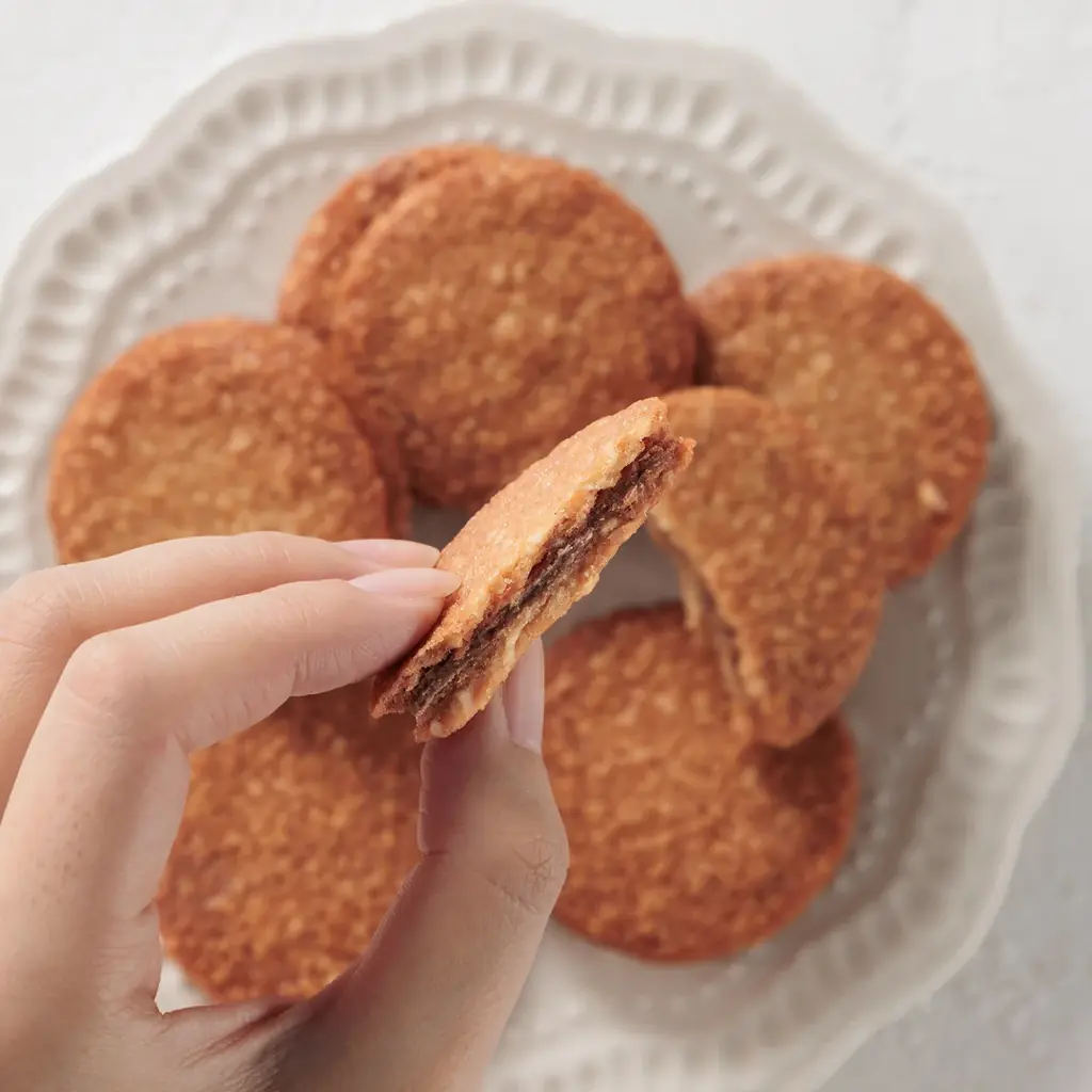 KEYUCAのスイーツブランド「ドルチェフェリーチェ」から新作登場！ザクッと食感、甘さと塩気が織りなす“クセになる”１枚。「FLOOM（フルーム）塩キャラメルショコラサンド」3月27日より新発売 画像 6